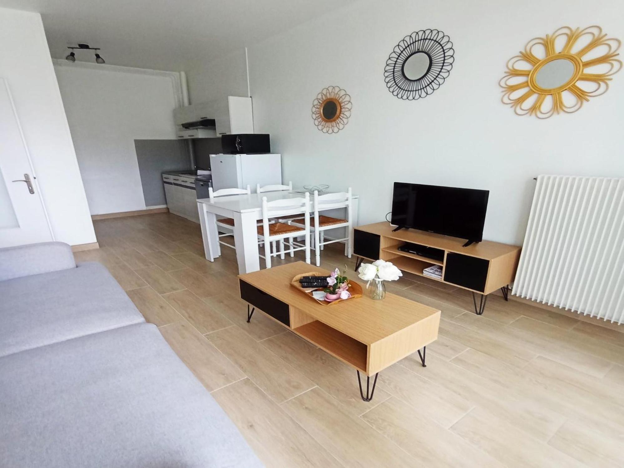 Simplistic Holiday Home In Grandcamp With Garden ภายนอก รูปภาพ